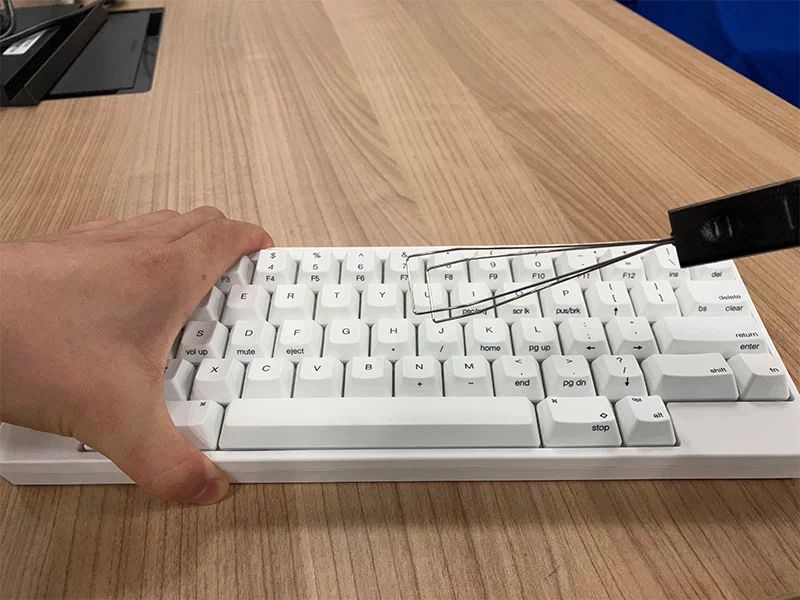 反対の手でキーボードをおさえながらキートップを引き抜く