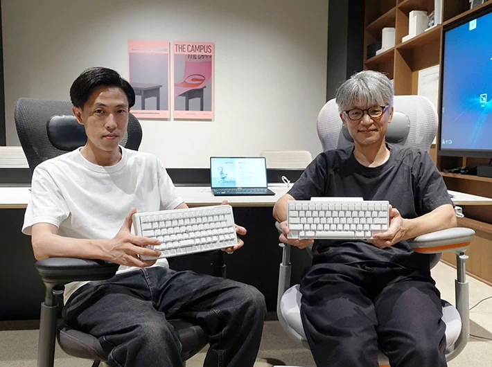 HHKB StudioとHHKB Professional HYBRID Type-Sを手にするお二人