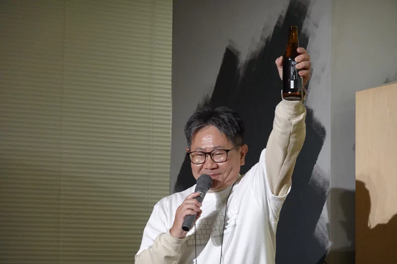 HHKBEERを片手に乾杯の音頭をとる松本氏。