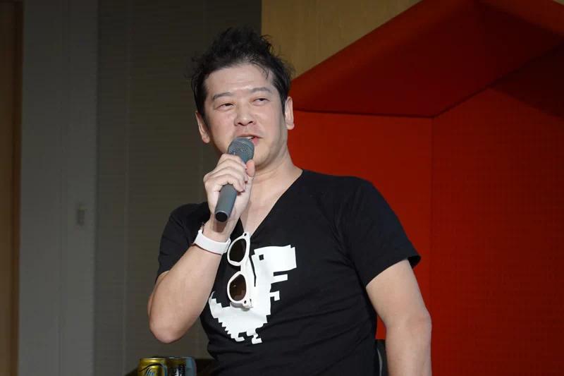 メタ社のAIグラスを活用するナル先生。