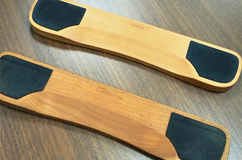 HHKBロゴ入りパームレストとアシストオンのオリジナルのパームレスト