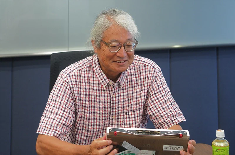 HHKB Professional HG JAPANを手に、苦笑いの鎌田さん