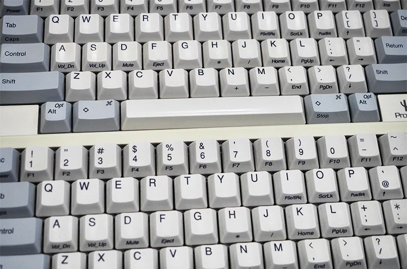 HHKBの英語配列（上）と日本語配列（下）