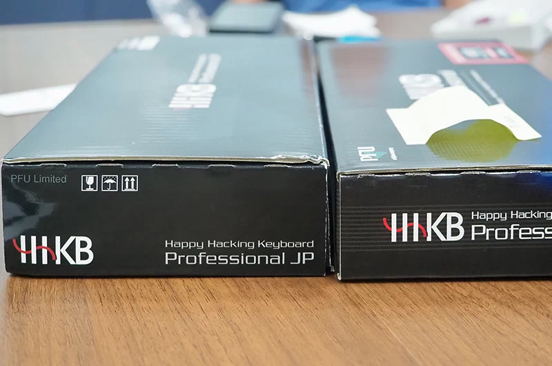 HHKBロゴが間違っているバージョン（右）と正しいバージョンの箱（左）