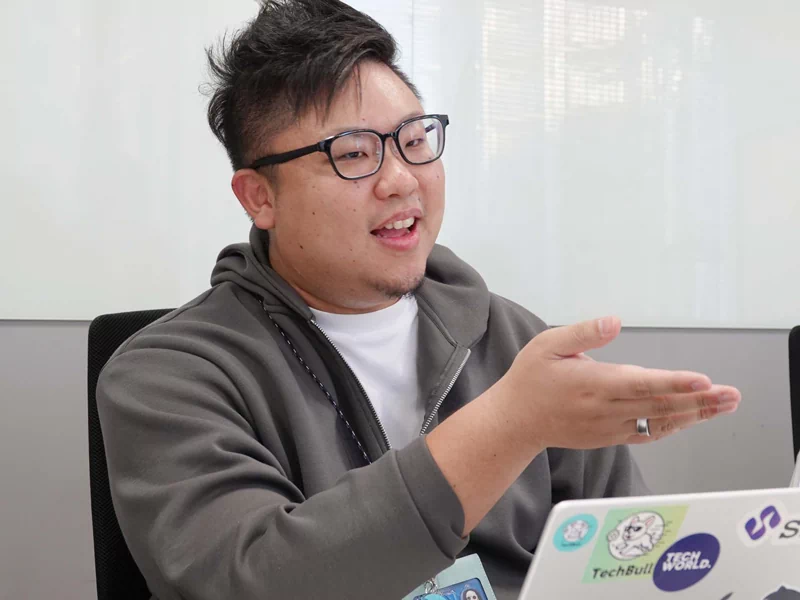 布教に勤しむ安達さん