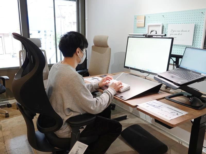 座り心地と打鍵感を試すトバログさん