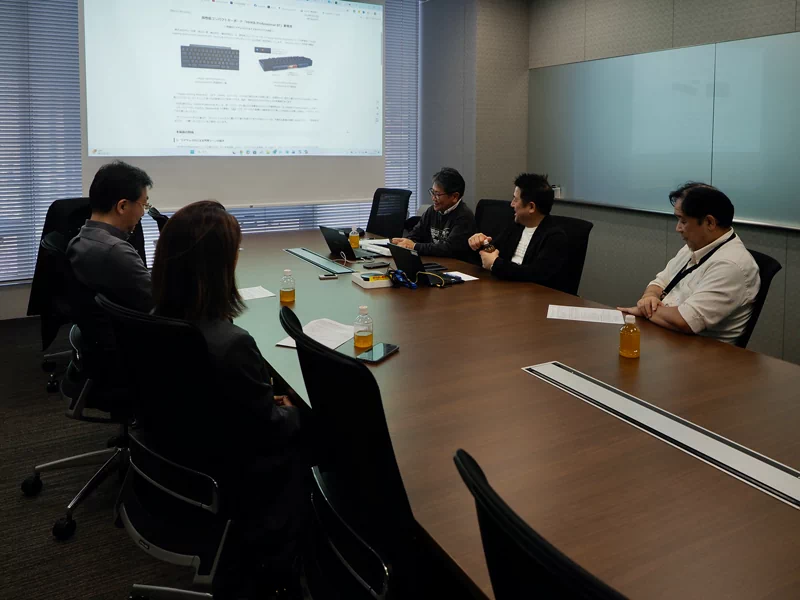 座談会風景。当時のプレスリリースなどをスクリーンに投影して、記憶を甦らせながらの座談会になりました。