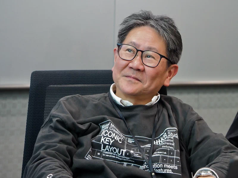 座談会では、スクリーンへの資料投影を一手に担っていた松本秀樹さん。