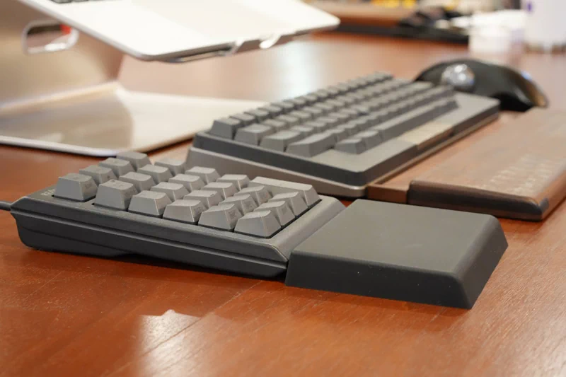 相性抜群のRealForceのテンキーとバード電子のセパレート型シリコンタイピングベッド（ブラック）
