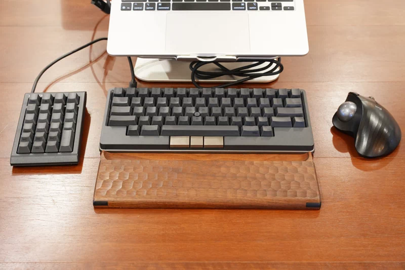 私物のHHKB StudioとRealForceのテンキーでも配置してみました