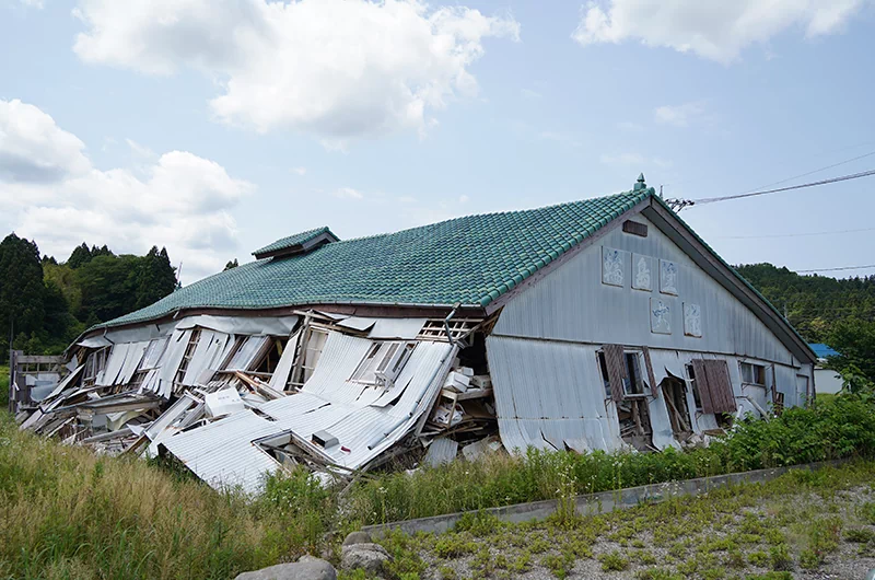 地震で大きく壊れた工房の様子